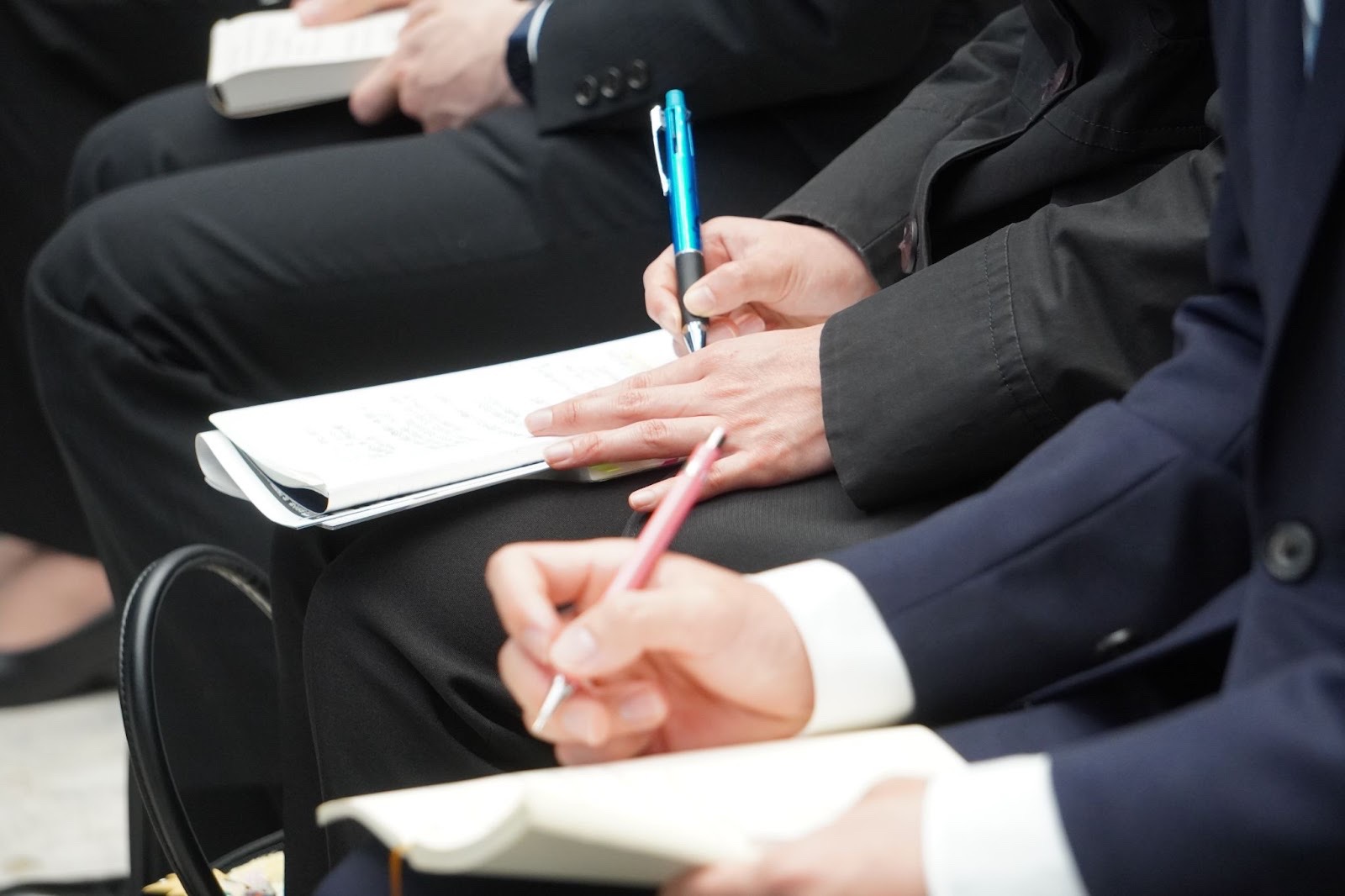 企業説明会でメモを取る学生＝1日、東京都江東区（比嘉太一撮影）
